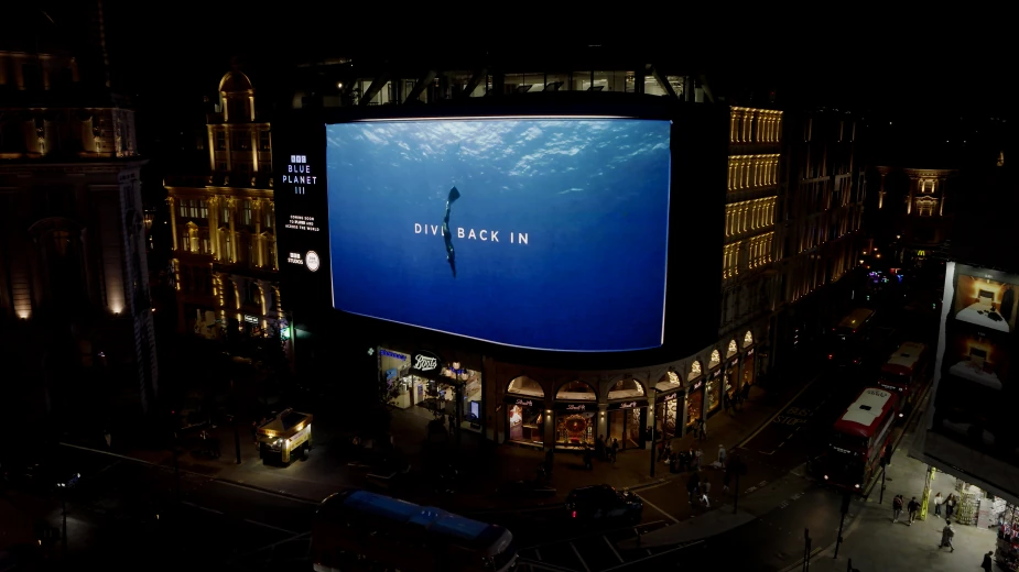 Blue Planet III Dive Back In message displayed on Piccadilly Lights in London as part of the series’ global premiere DOOH takeover.