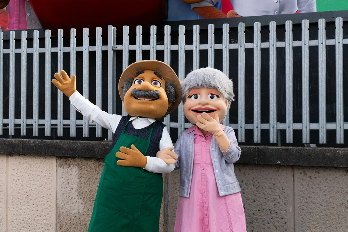 Papa and Mama Dolmio puppets meeting visitors beside the Shepherd’s Bush OOH activation.