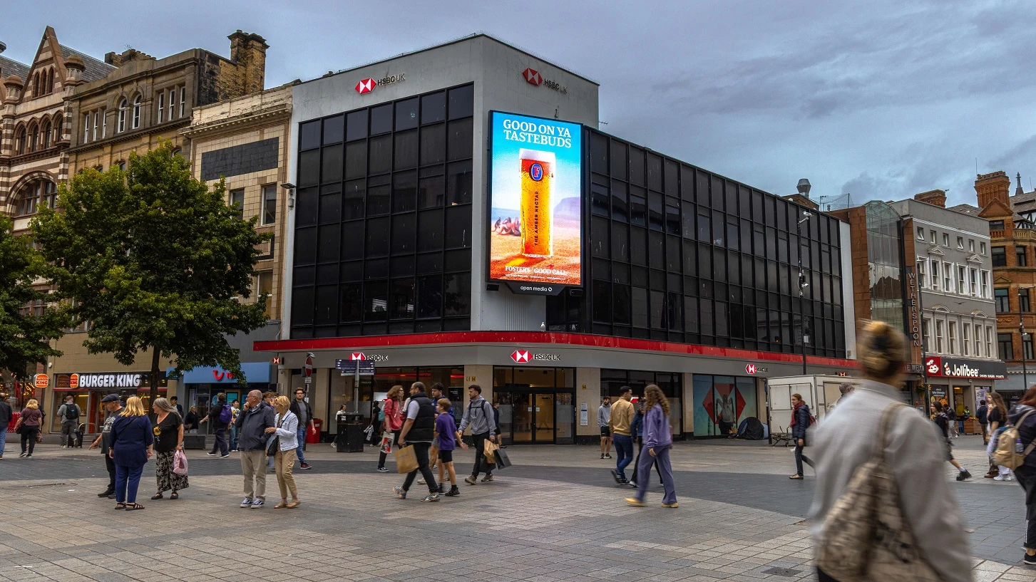 Foster’s The Amber Nectar digital billboard in a busy UK city centre displaying an ice-cold Foster’s pint with the line Good on ya tastebuds.