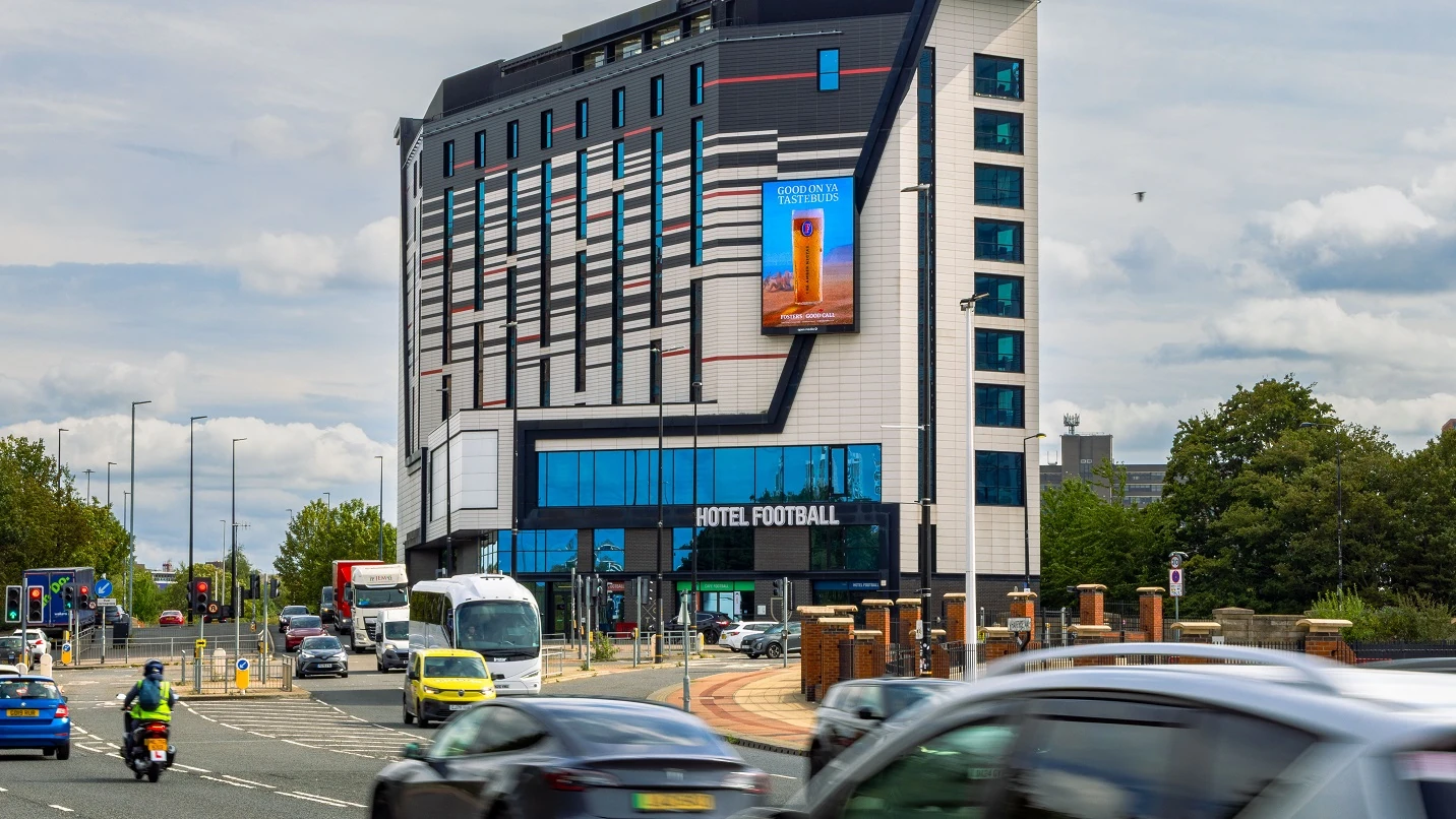 Foster’s digital billboard outside Hotel Football in the UK showing an ice-cold pint and the line Good on ya tastebuds as part of The Amber Nectar campaign.