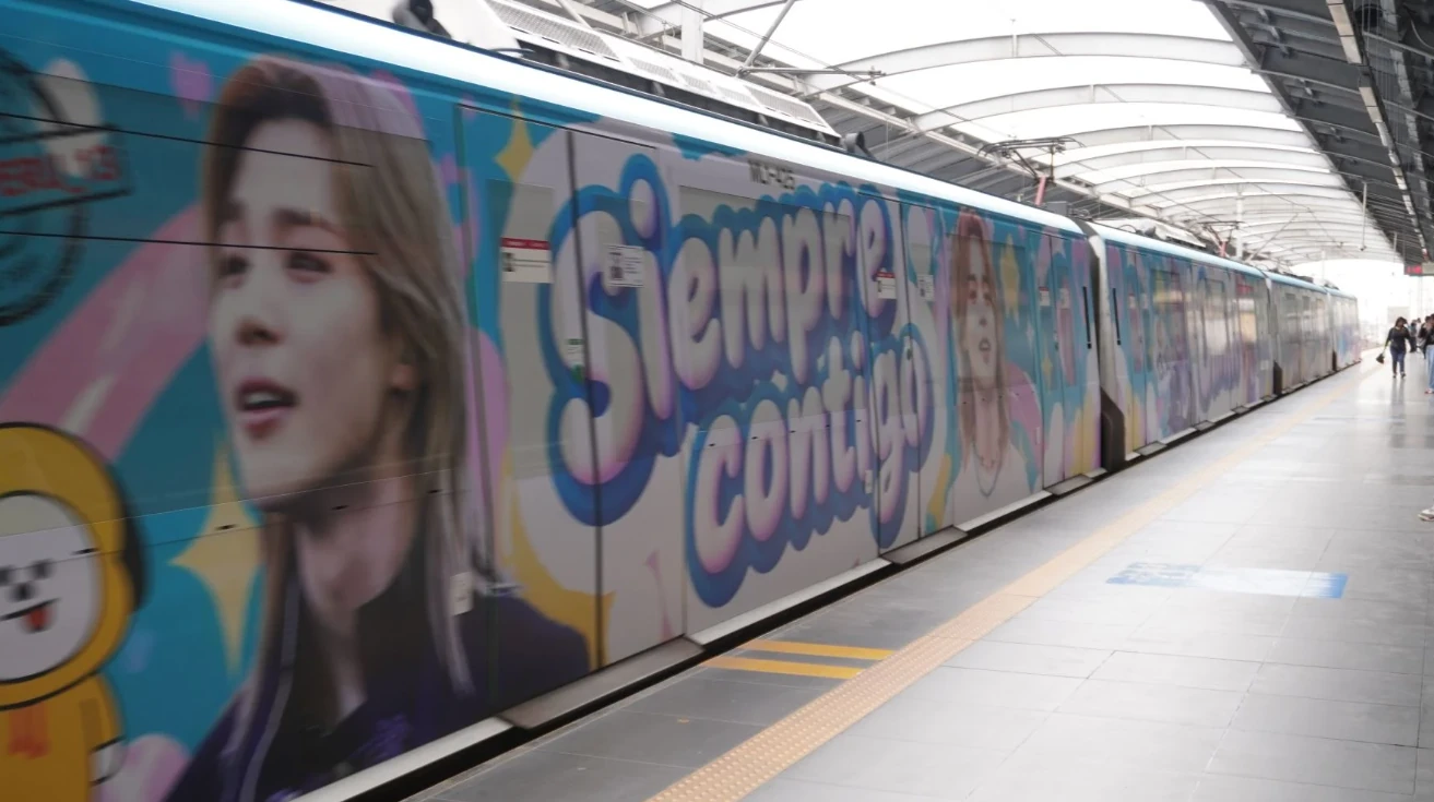 Línea 1 Metro de Lima train wrapped with pastel Jimin tribute graphics, photos and the message Siempre Contigo as part of A Train of Love for Jimin.