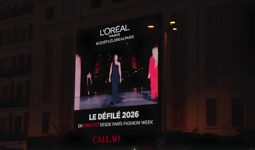 Close-up of the Callao City Lights digital screen in Madrid showing the live broadcast of L’Oréal Paris Le Défilé 2026 during Paris Fashion Week.