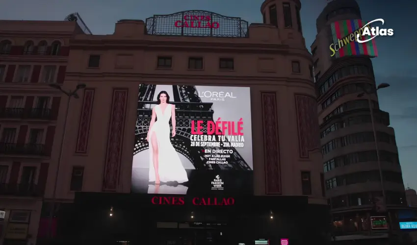 L’Oréal Paris Turns Callao Into a Live Fashion DOOH Runway