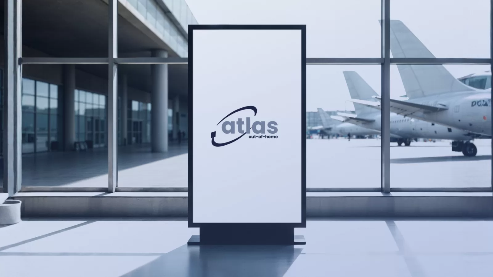 Airport digital screens and large-format OOH